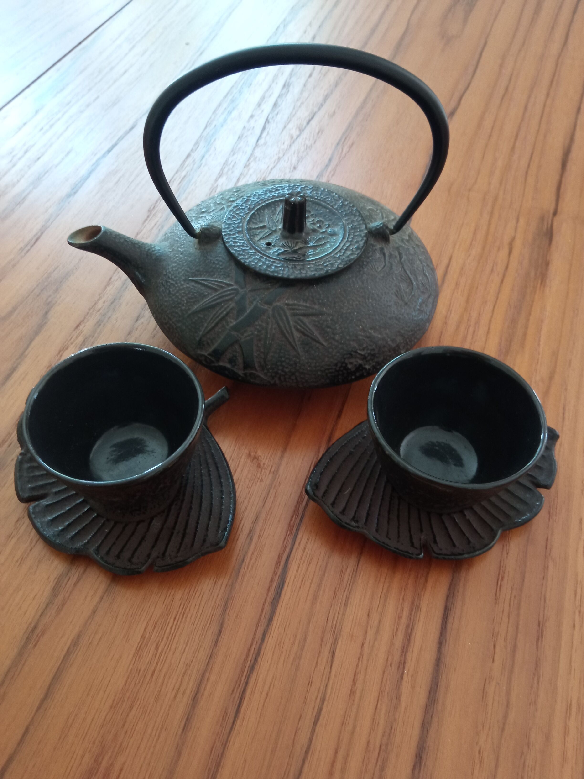 Théière japonaise en fonte tasses et soucoupes