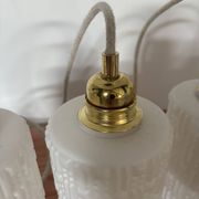 Lot de trois suspensions en opaline scandinave blanche