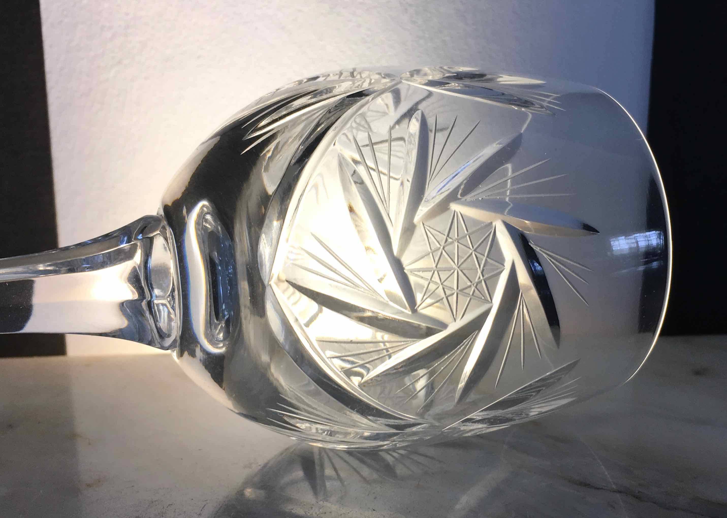 Set de 12 verres à vin en cristal taillé