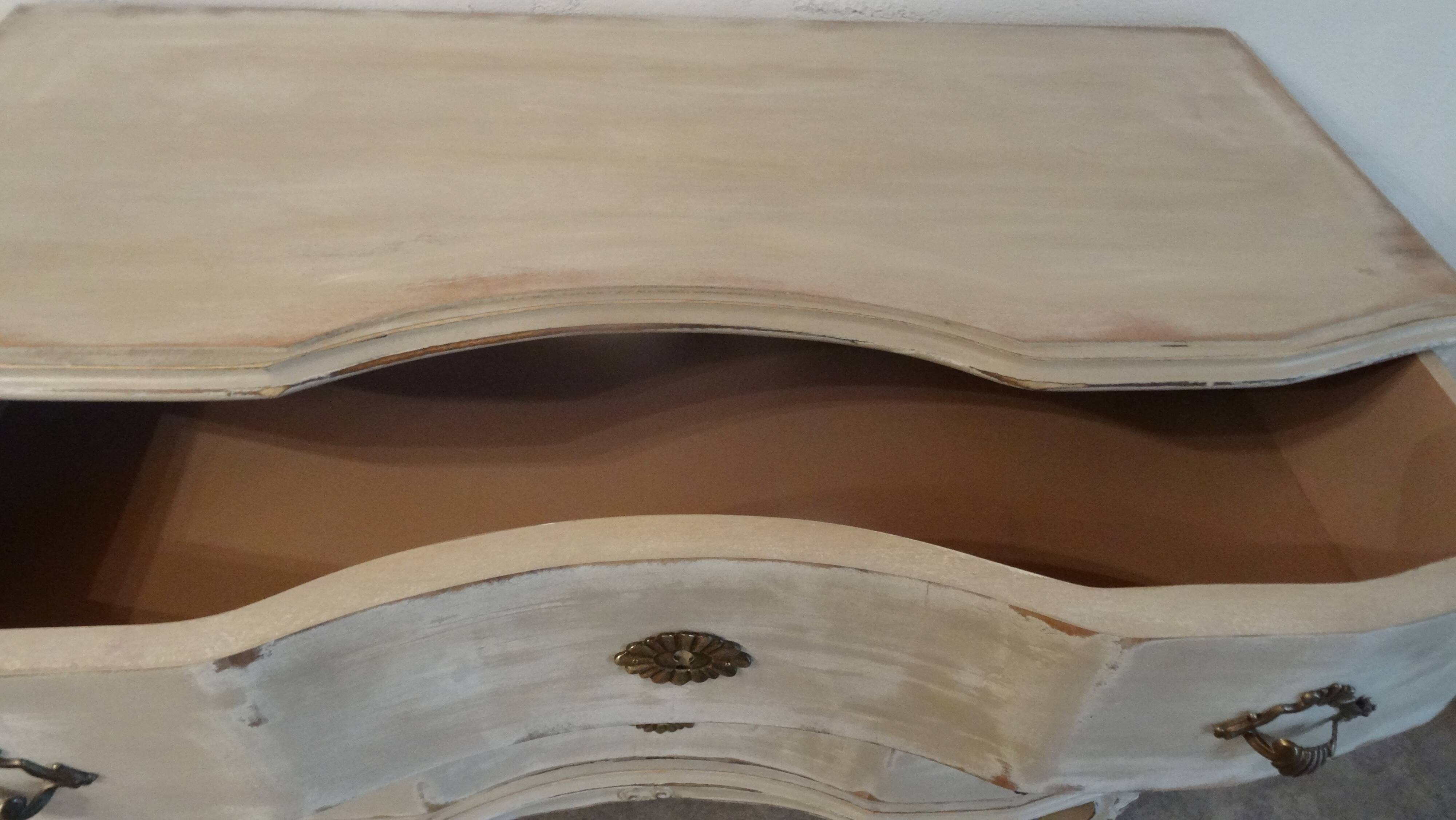 Chest of drawers patinated white crossbow