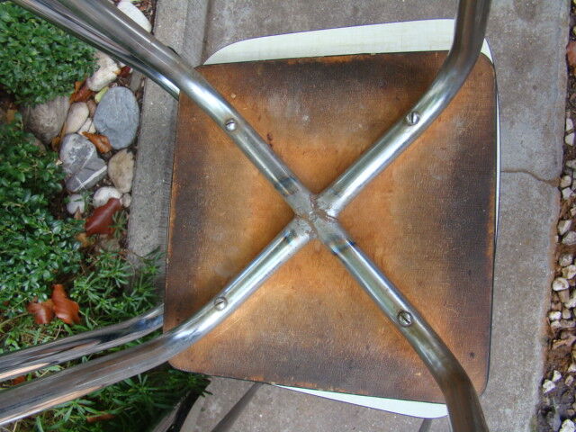 Lot of two chairs and two stools in formica