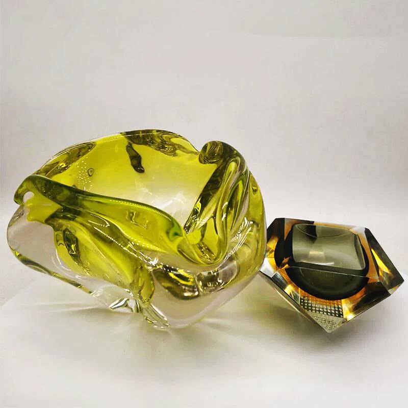 1950s large triangular ashtray - centerpiece or catch-all in Murano glass by Flavio Poli. Made in Italy. 20 x 17 x 13.5 h cm / 2.8 kg.