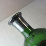 Ancienne carafe en verre, décor en métal argenté