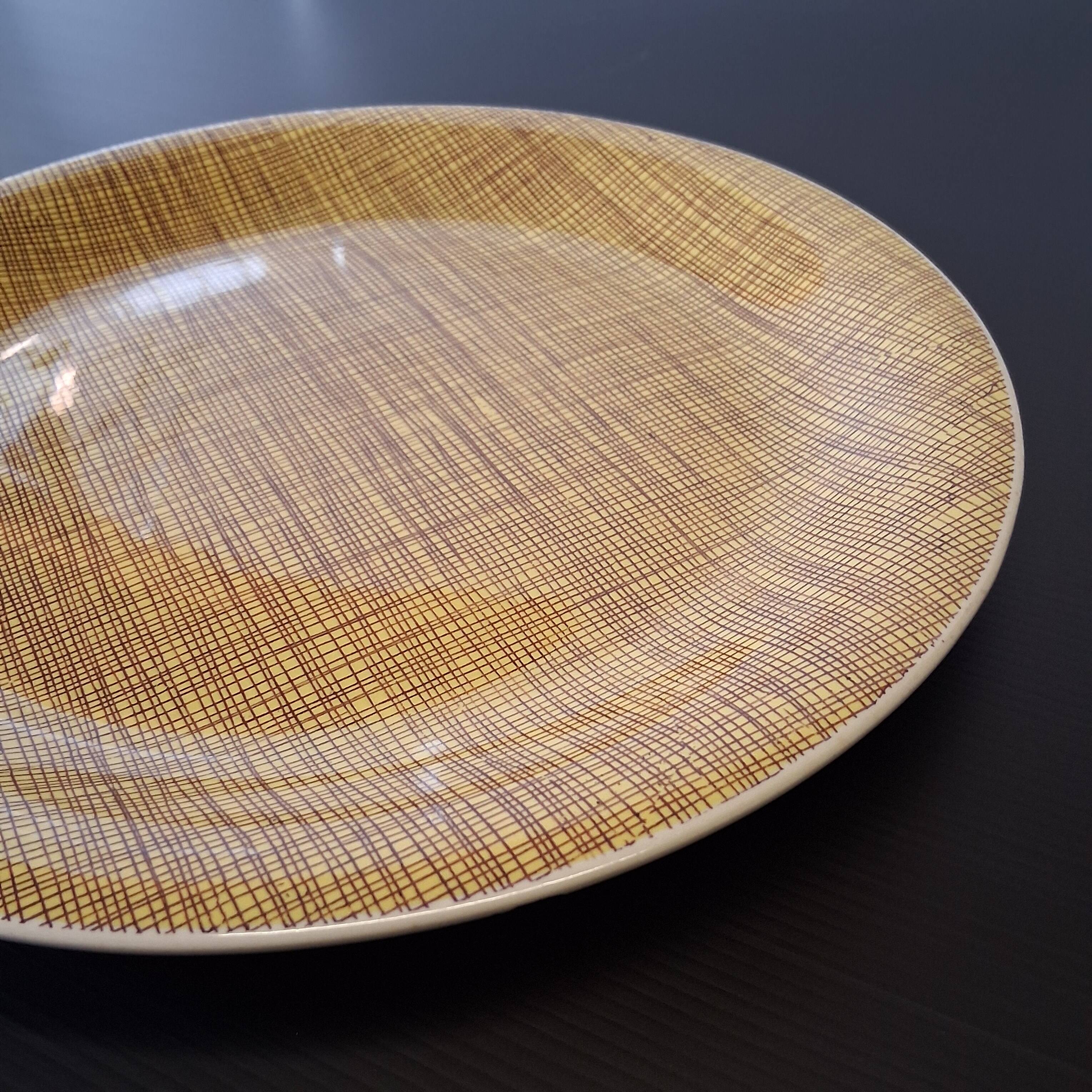 Slightly hollow round serving plate from Villeroy and Boch model "Bern".