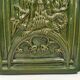 Carreau ancien en faïence verte, motif de Saint Georges et du dragon