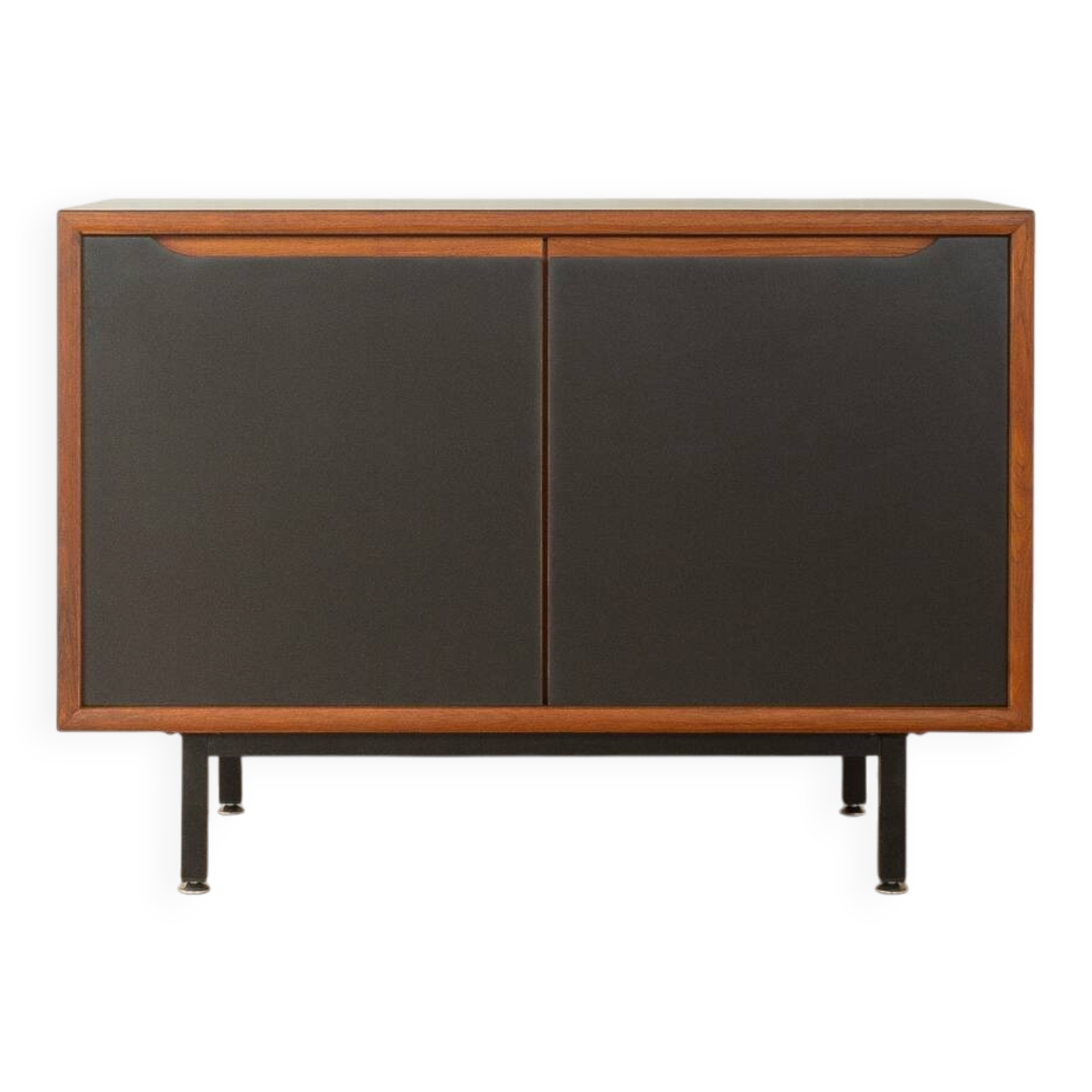Buffet classique des années 1960 avec des portes en HPL noir et un placage en teck.