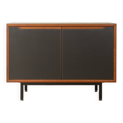 Buffet classique des années 1960 avec des portes en HPL noir et un placage en teck.
