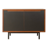Buffet classique des années 1960 avec des portes en HPL noir et un placage en teck.