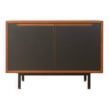 Buffet classique des années 1960 avec des portes en HPL noir et un placage en teck.