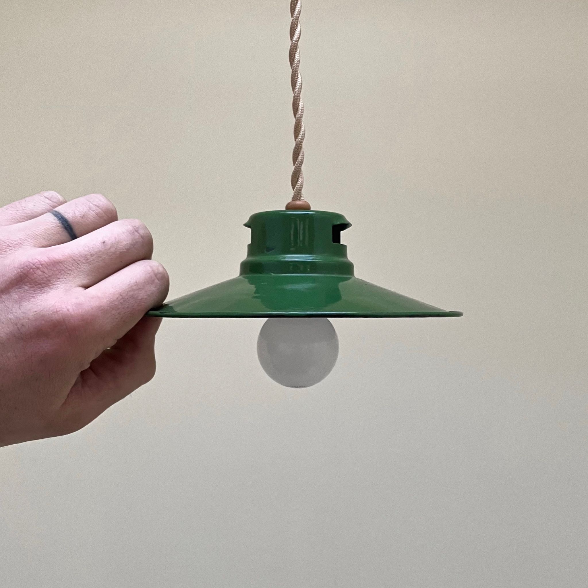 Enamelled industrial hanging lamp