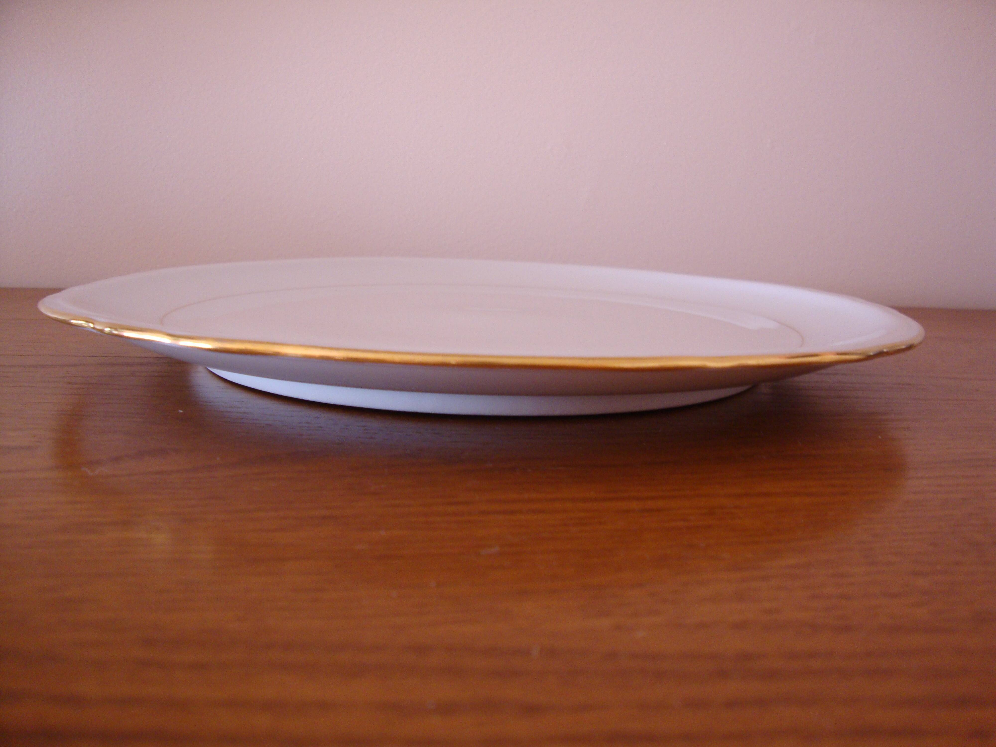 Fine white porcelain cake dish (creation A. Deshoulières)