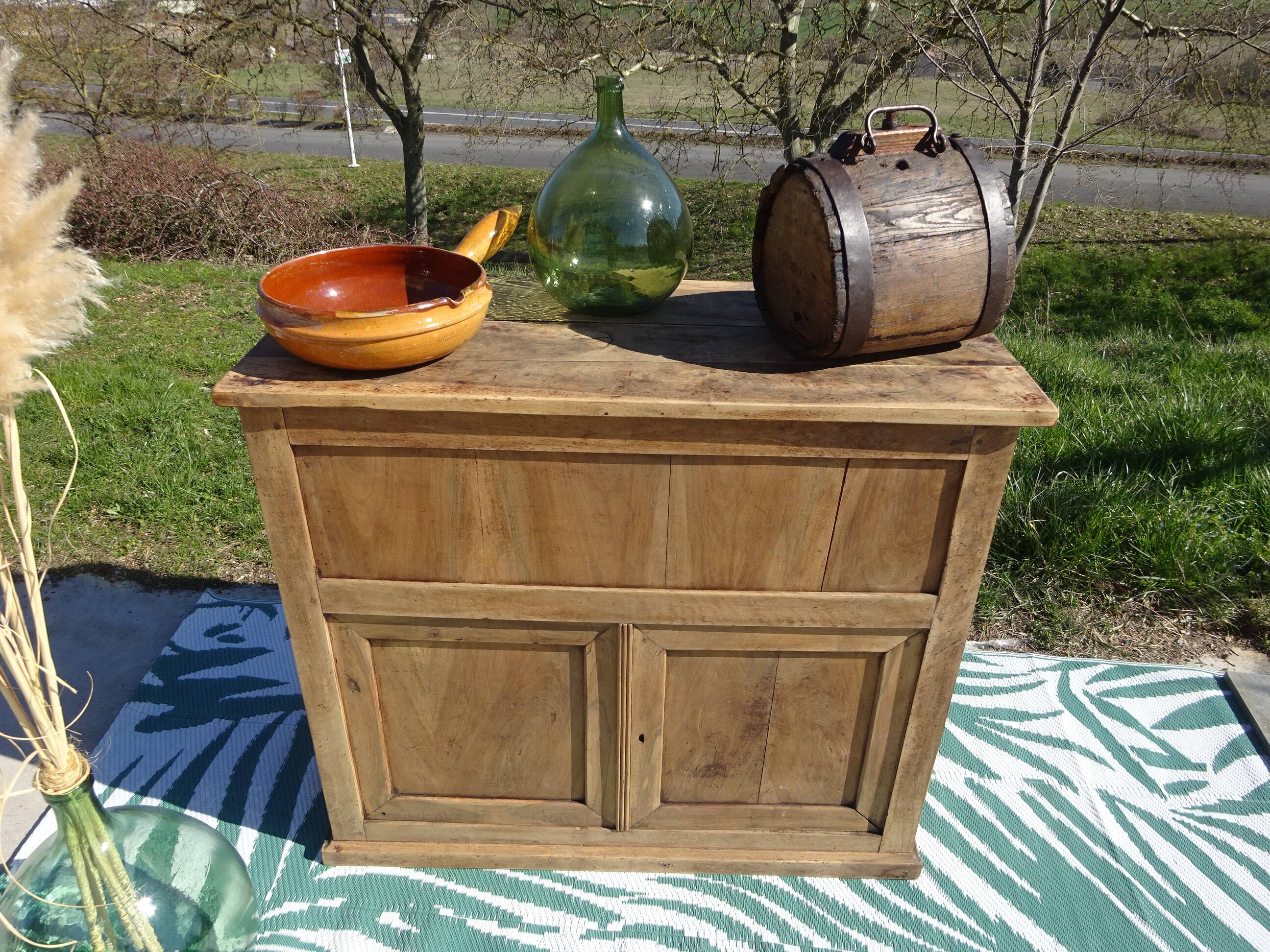 Meuble de Millau, ancien buffet farinier