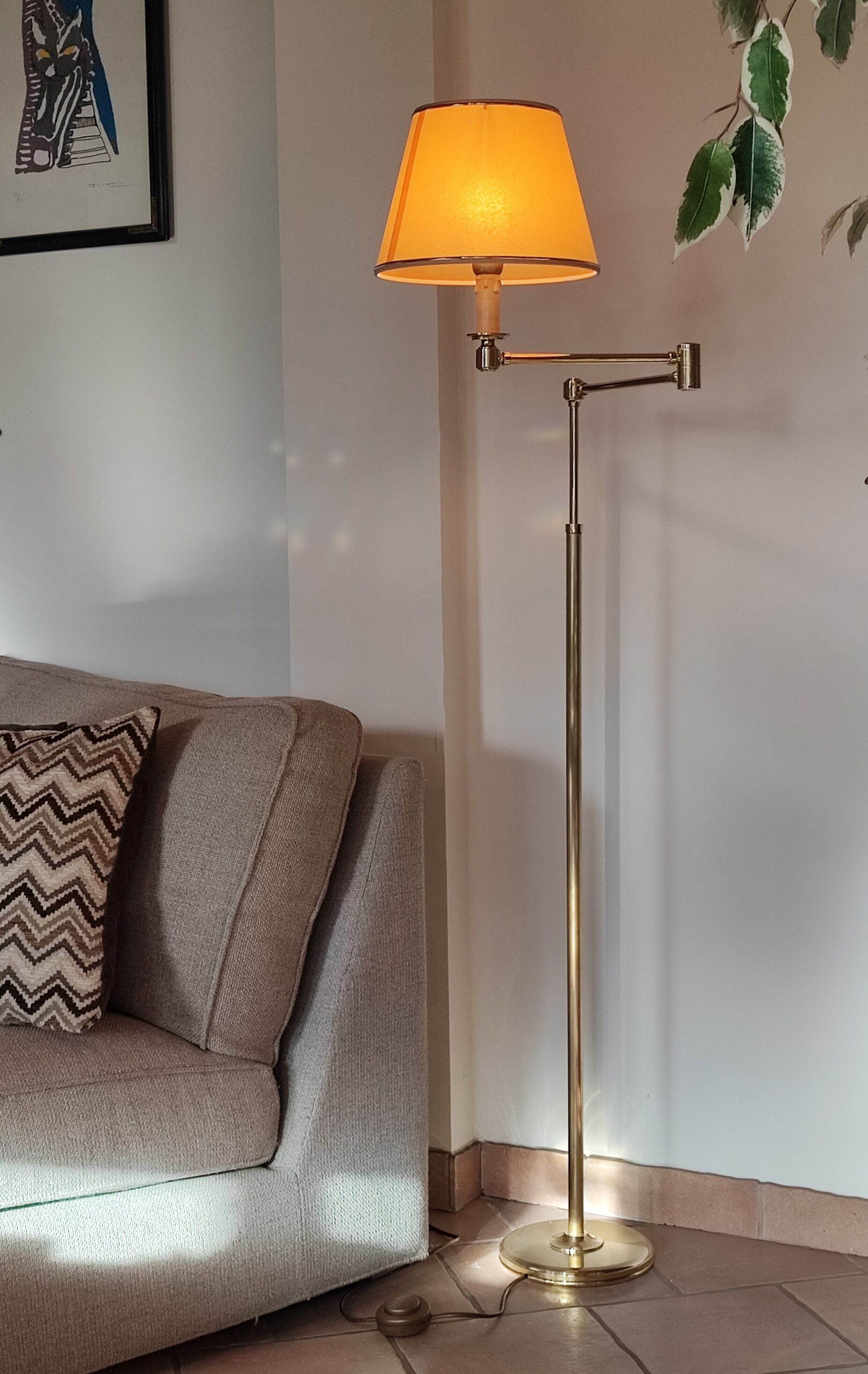 Brass e-reader floor lamp