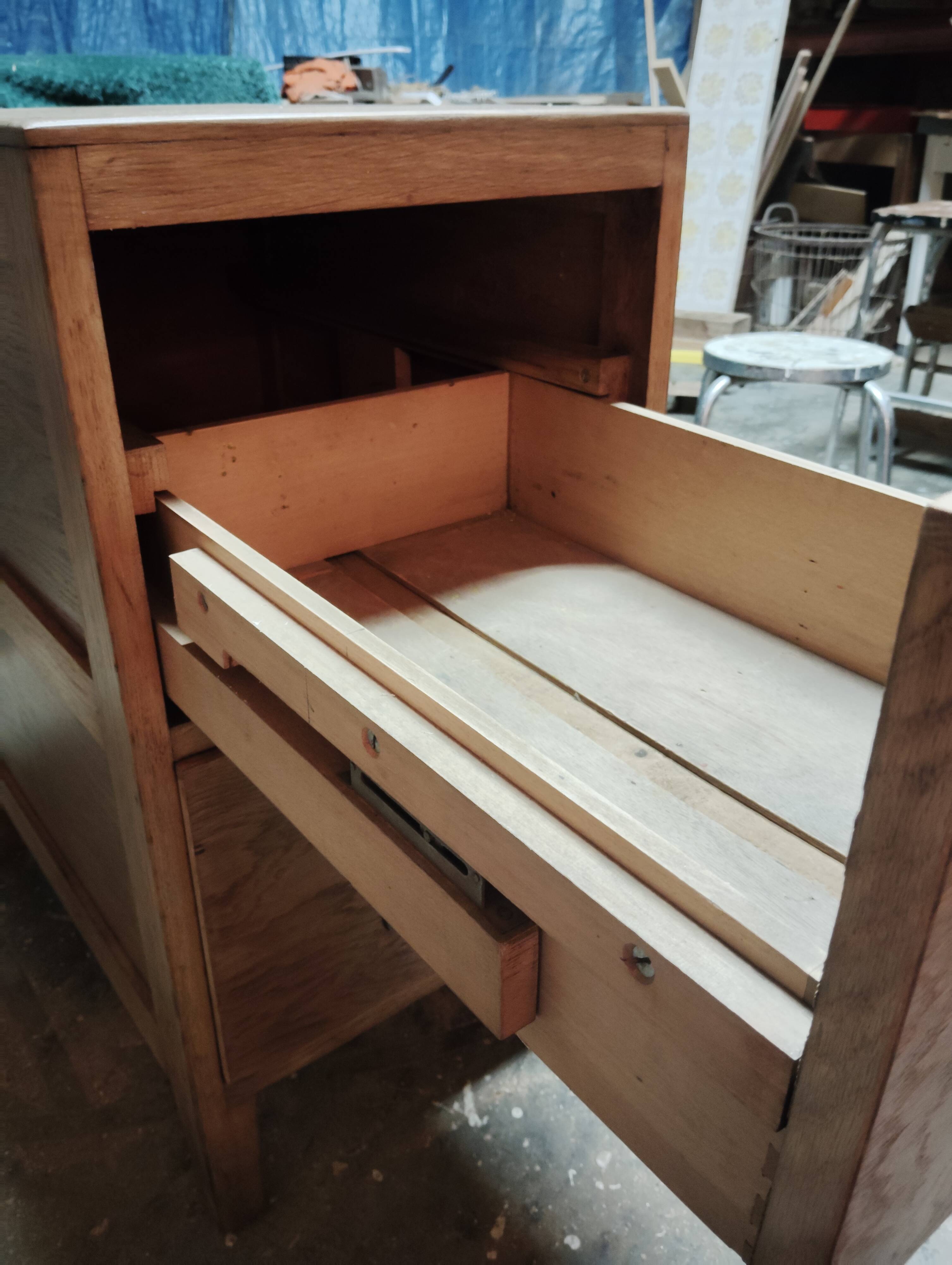 Workbench for freestanding use, lightened