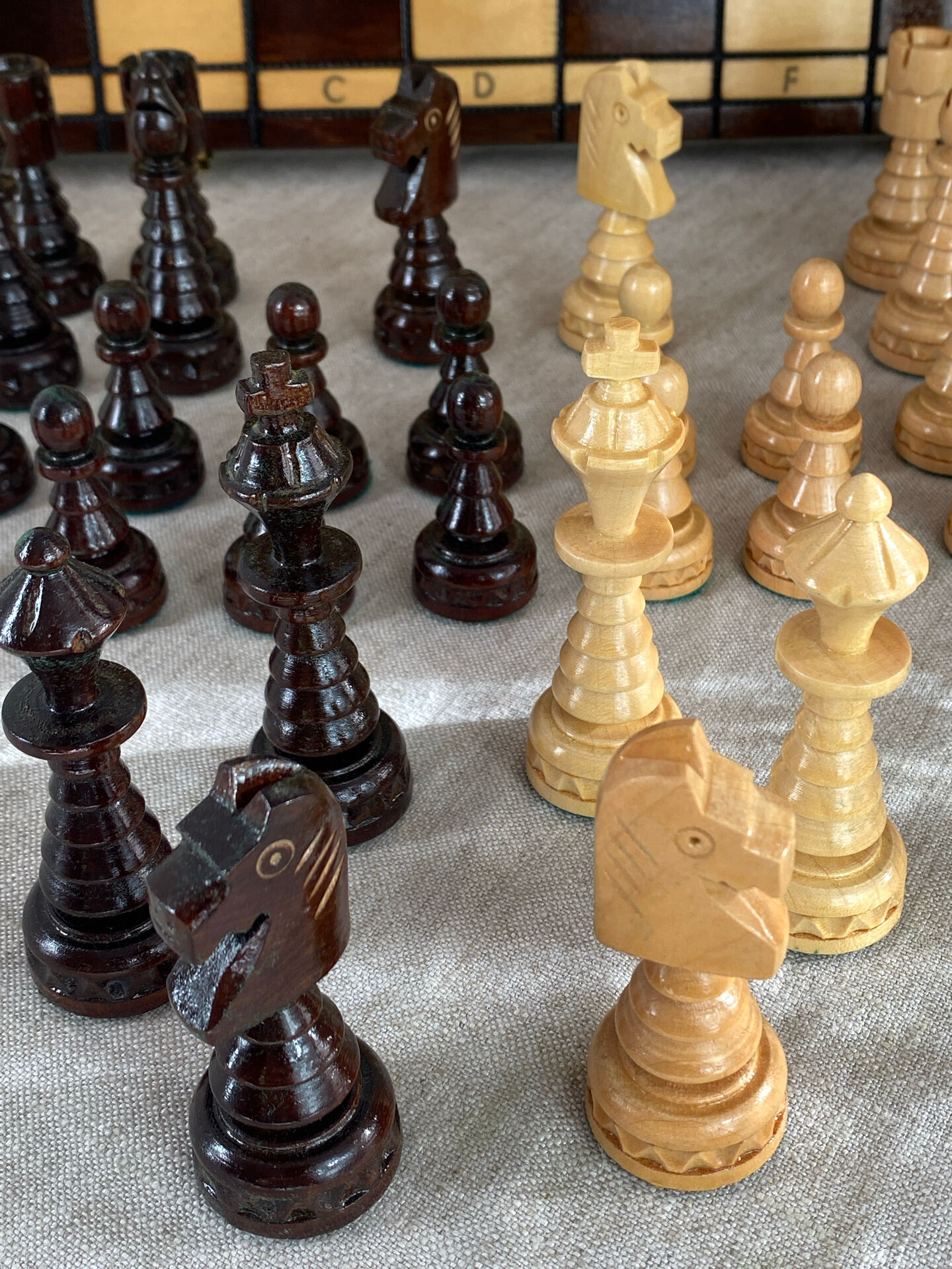 Jeu d’échec avec plateau et pièces en bois 