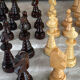 Jeu d’échec avec plateau et pièces en bois 