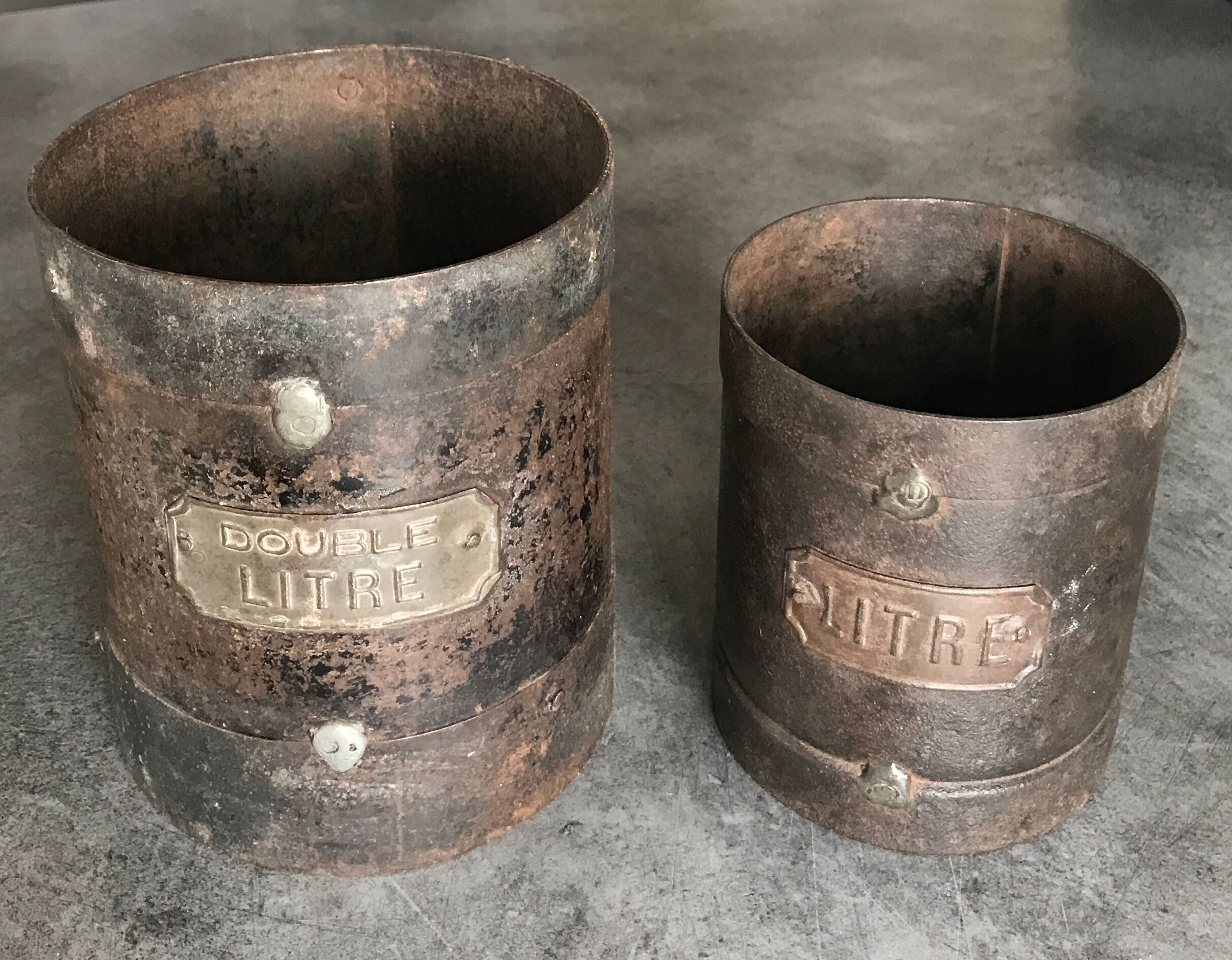 Set of 2 measures or grain pots double liter and liter in iron XlXh
