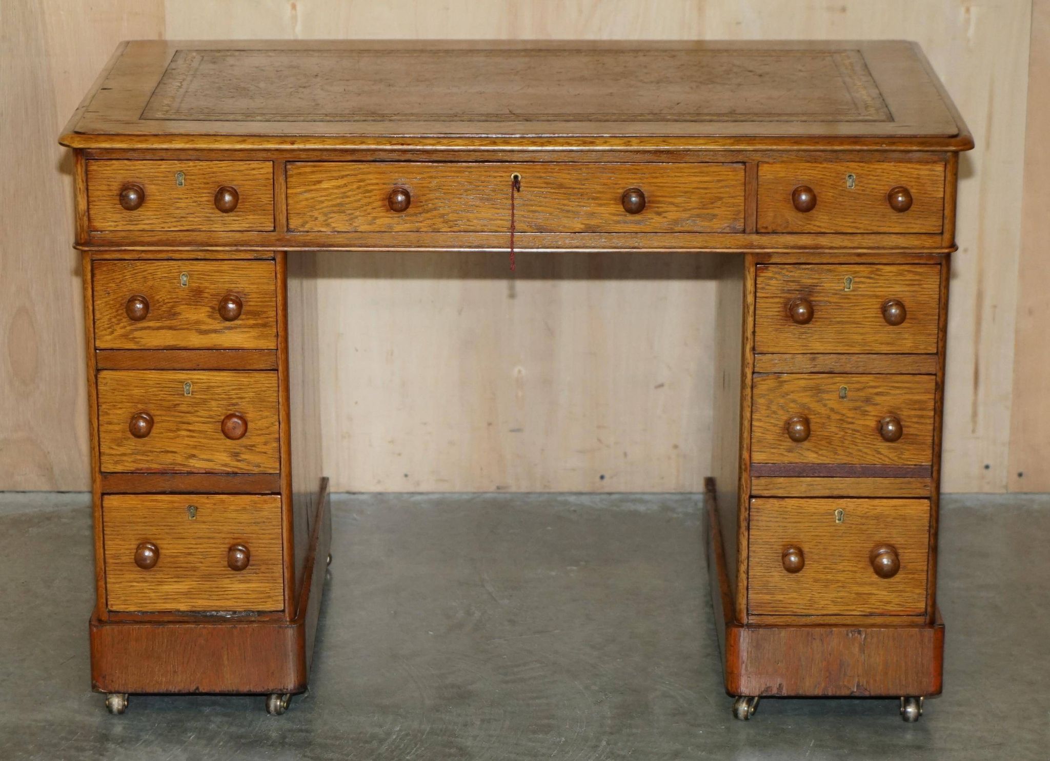 Bureau victorien en chêne miel avec cuir teint à la main