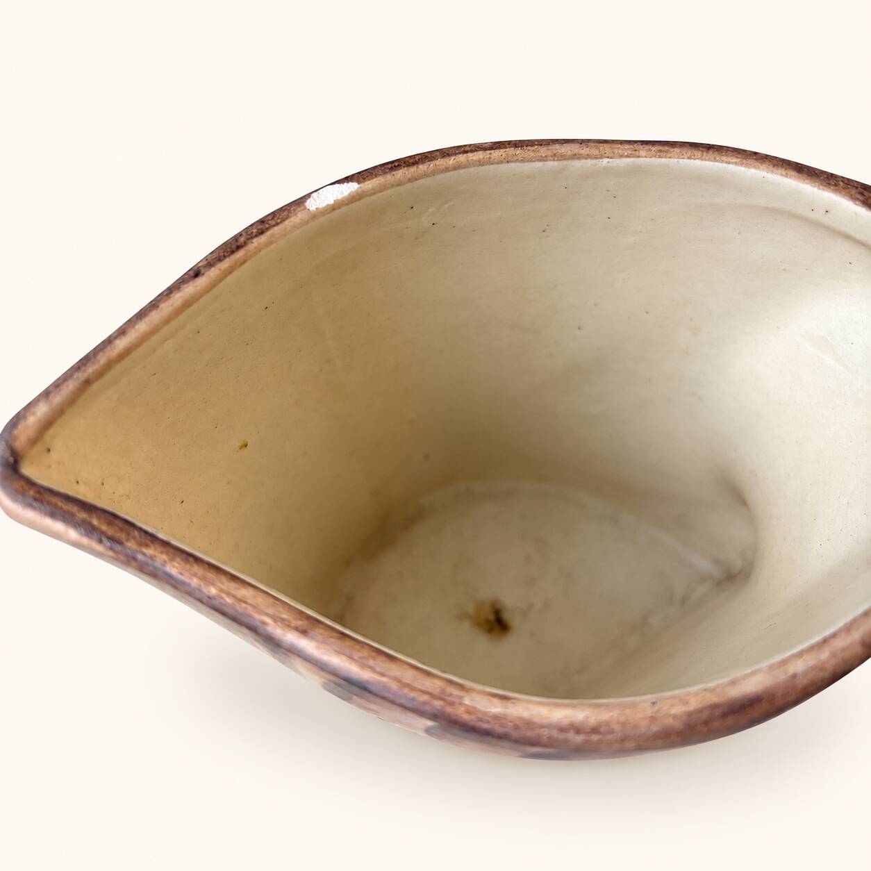 Ceramic jug imitating wood
