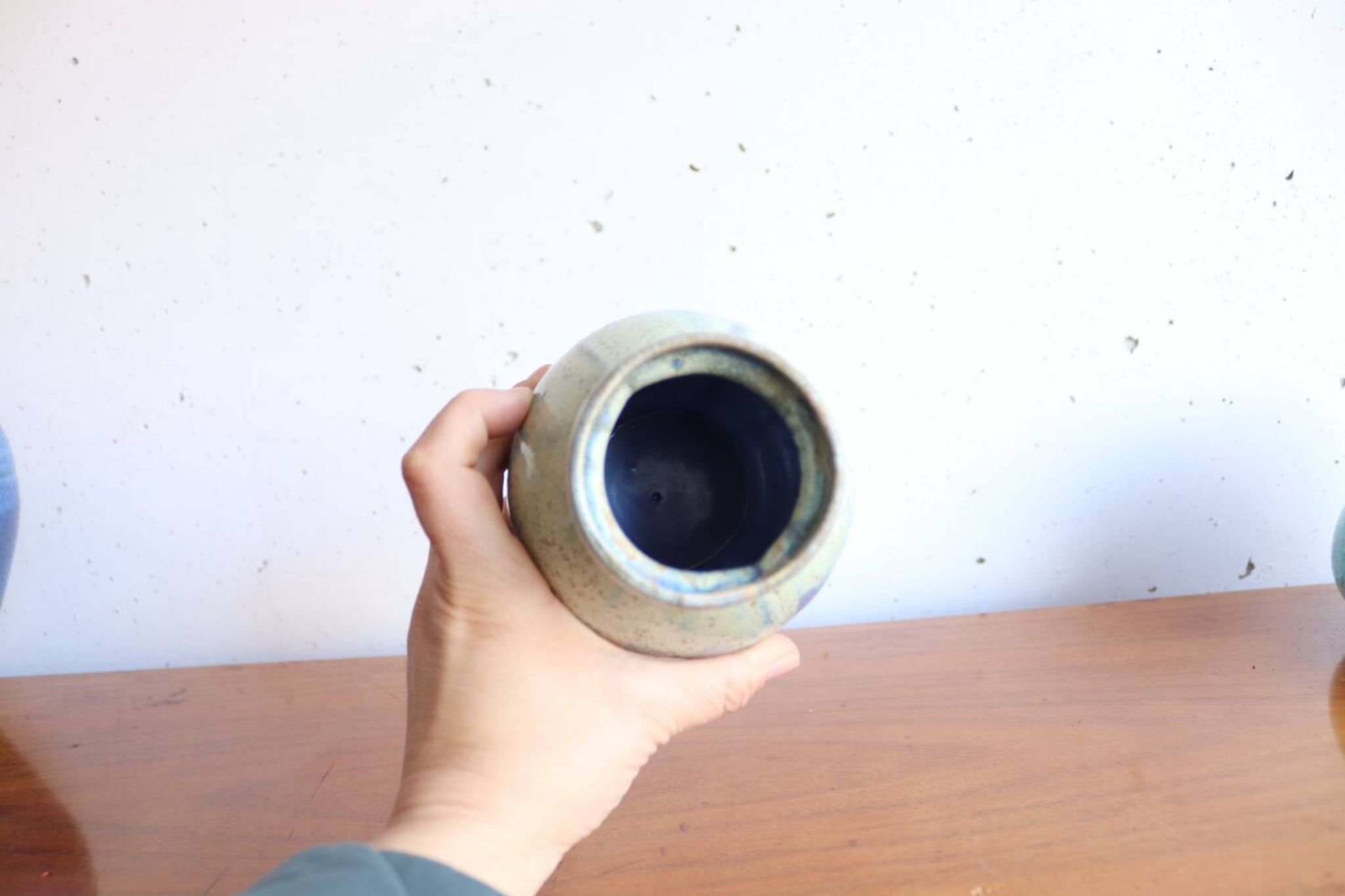 Petit vase en grès émaillé bleu nuancé