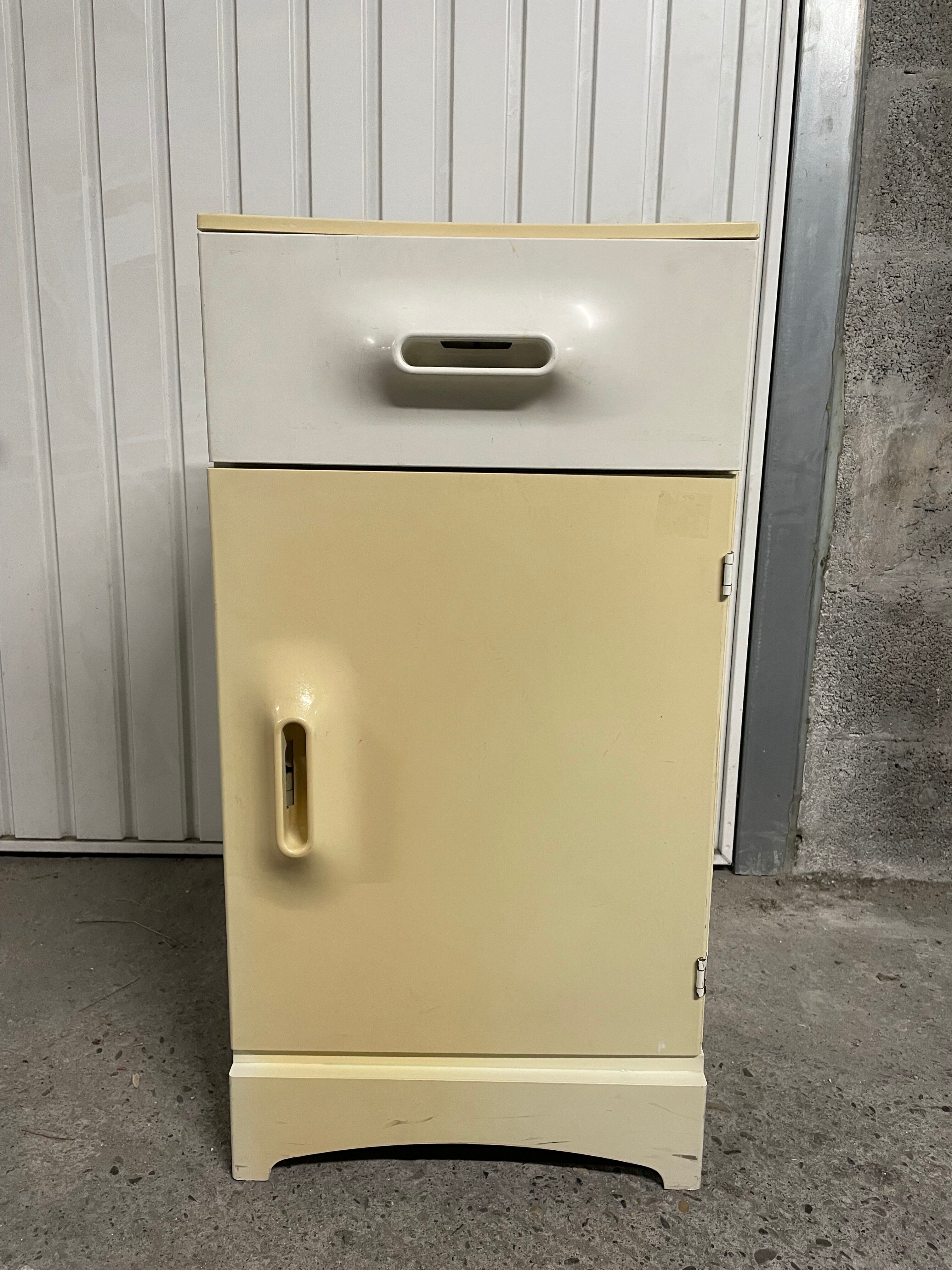 Chevet distribué par Prisunic