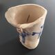 Vase brutaliste blanc motif bleu