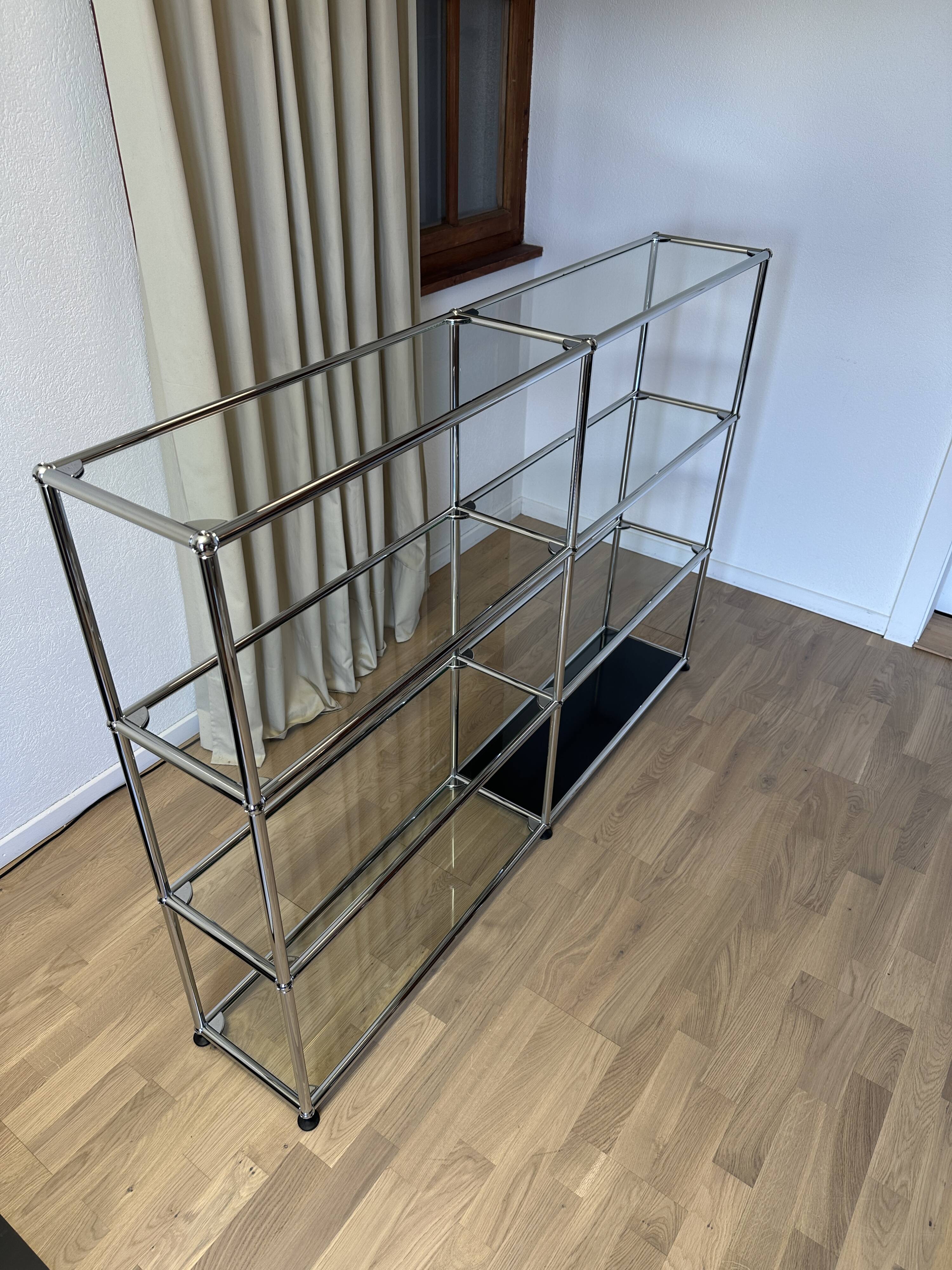 USM Haller shelf in glass and Graphite Black