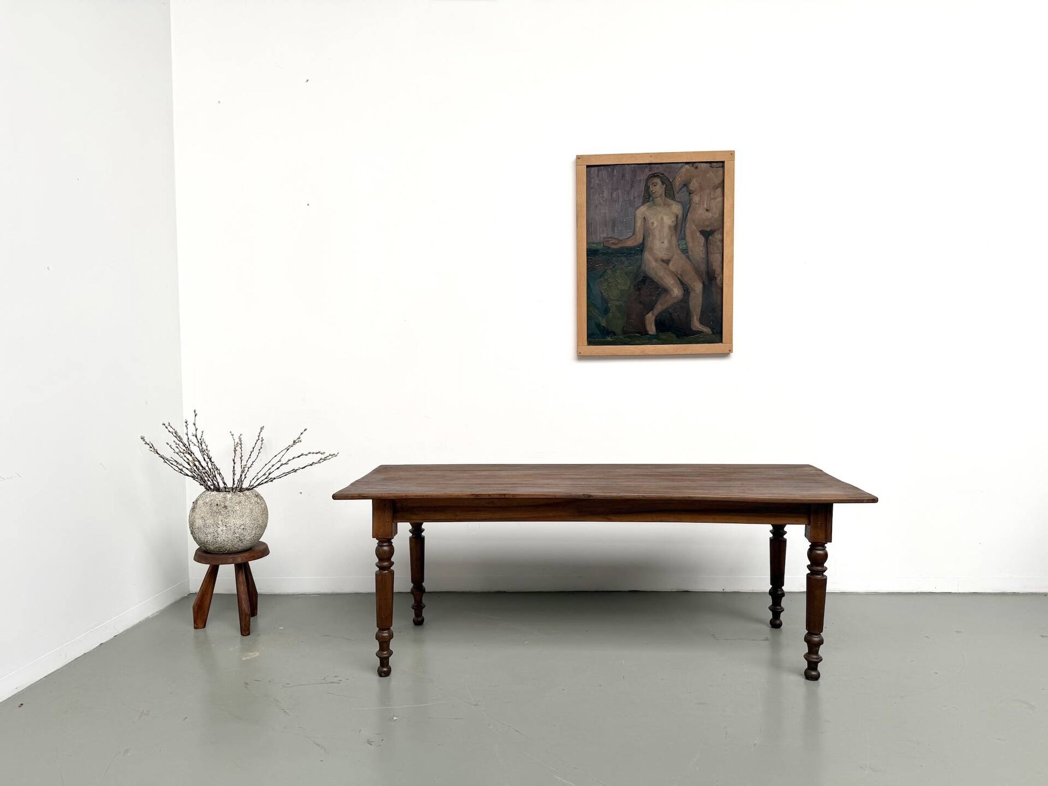 Table de ferme en noyer massif, pieds tournés, 1920