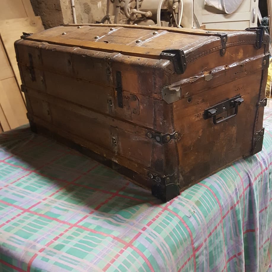 Superb trunk leather trunk dating from the end of the XIX century in its juice