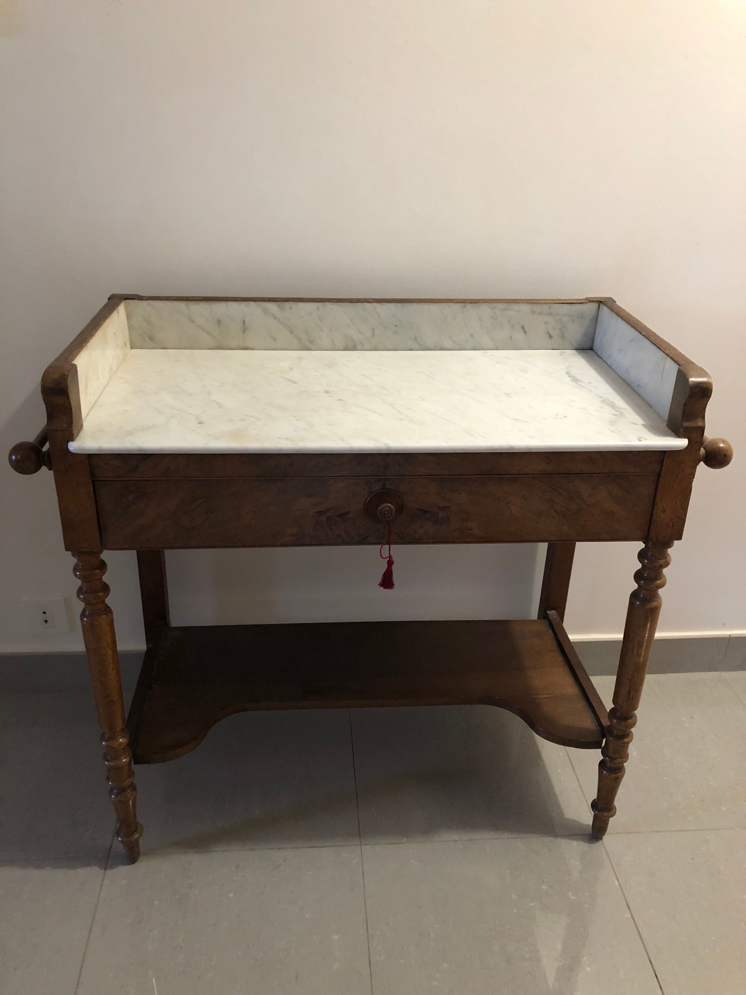 Table de toilette dessus marbre