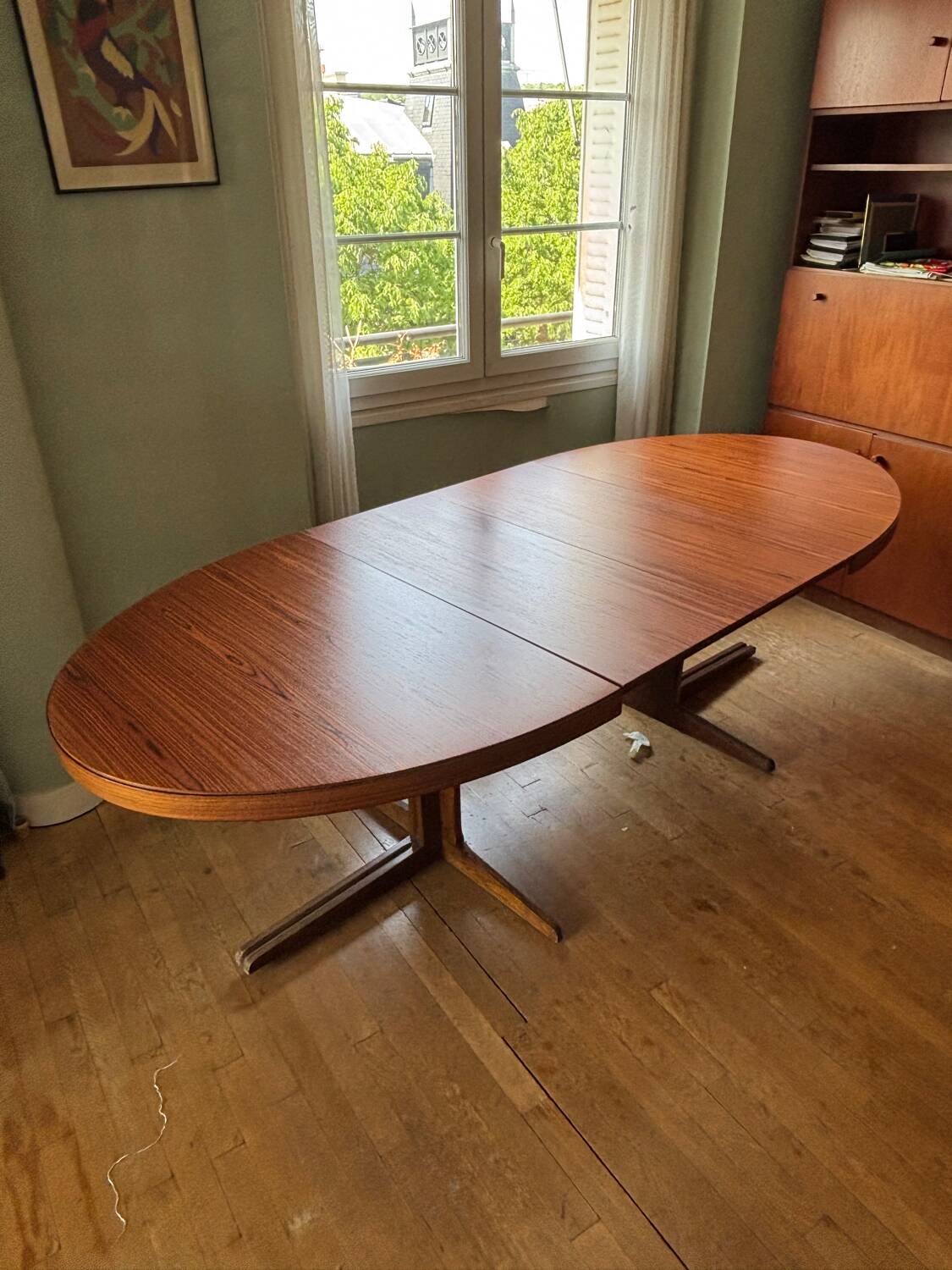 Extendable oval table