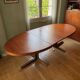 Extendable oval table