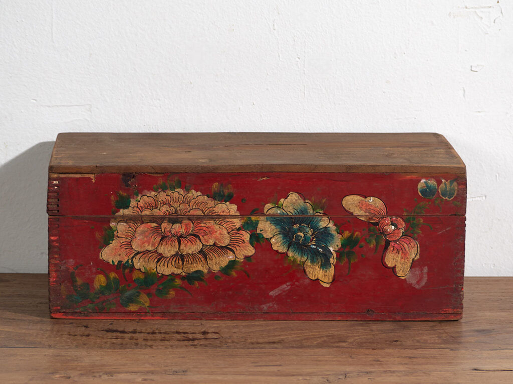 Antique red box with floral patterns (circa 1900) #34