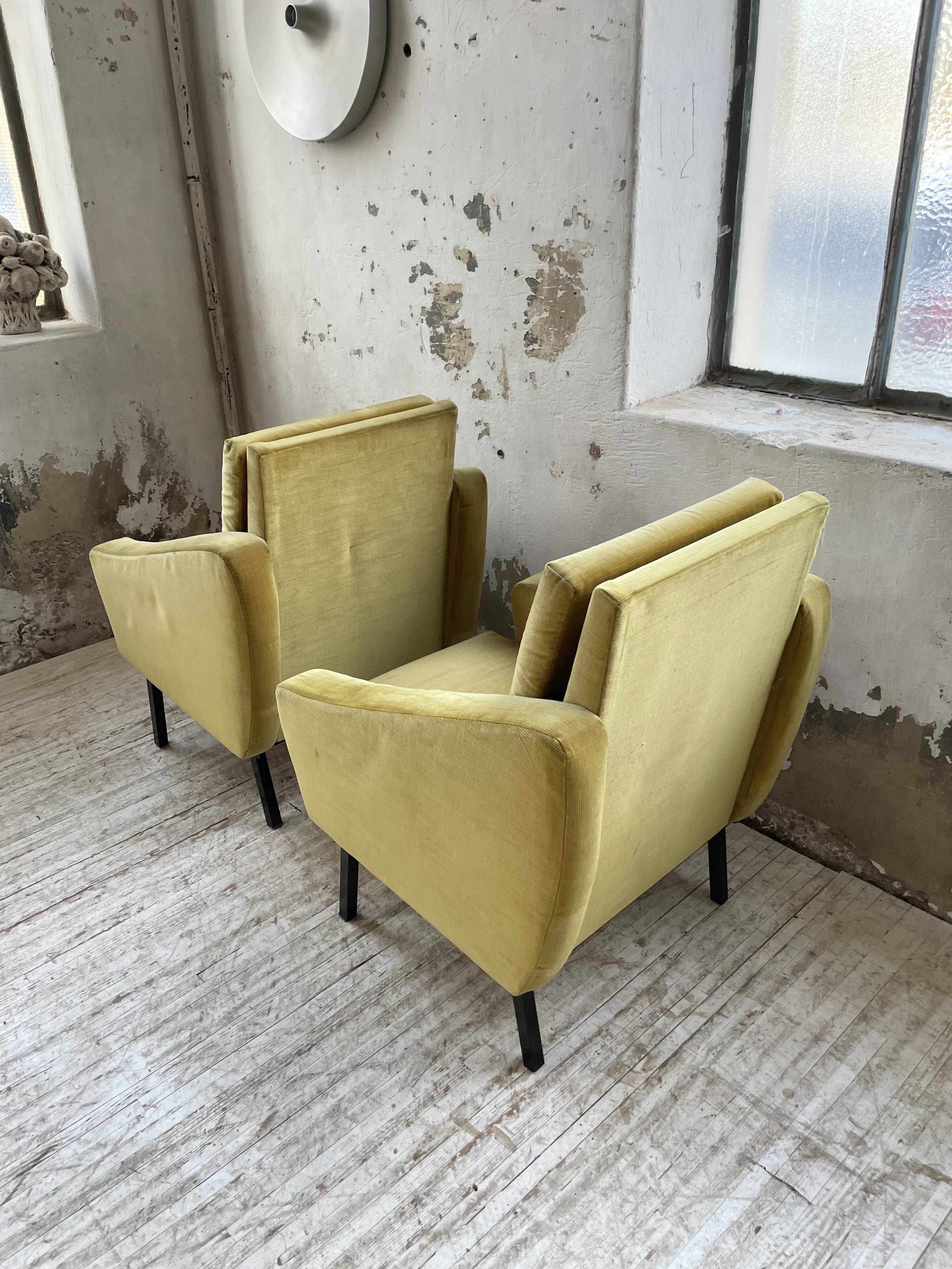 Paire de chauffeuses fauteuils vintage velours jaune