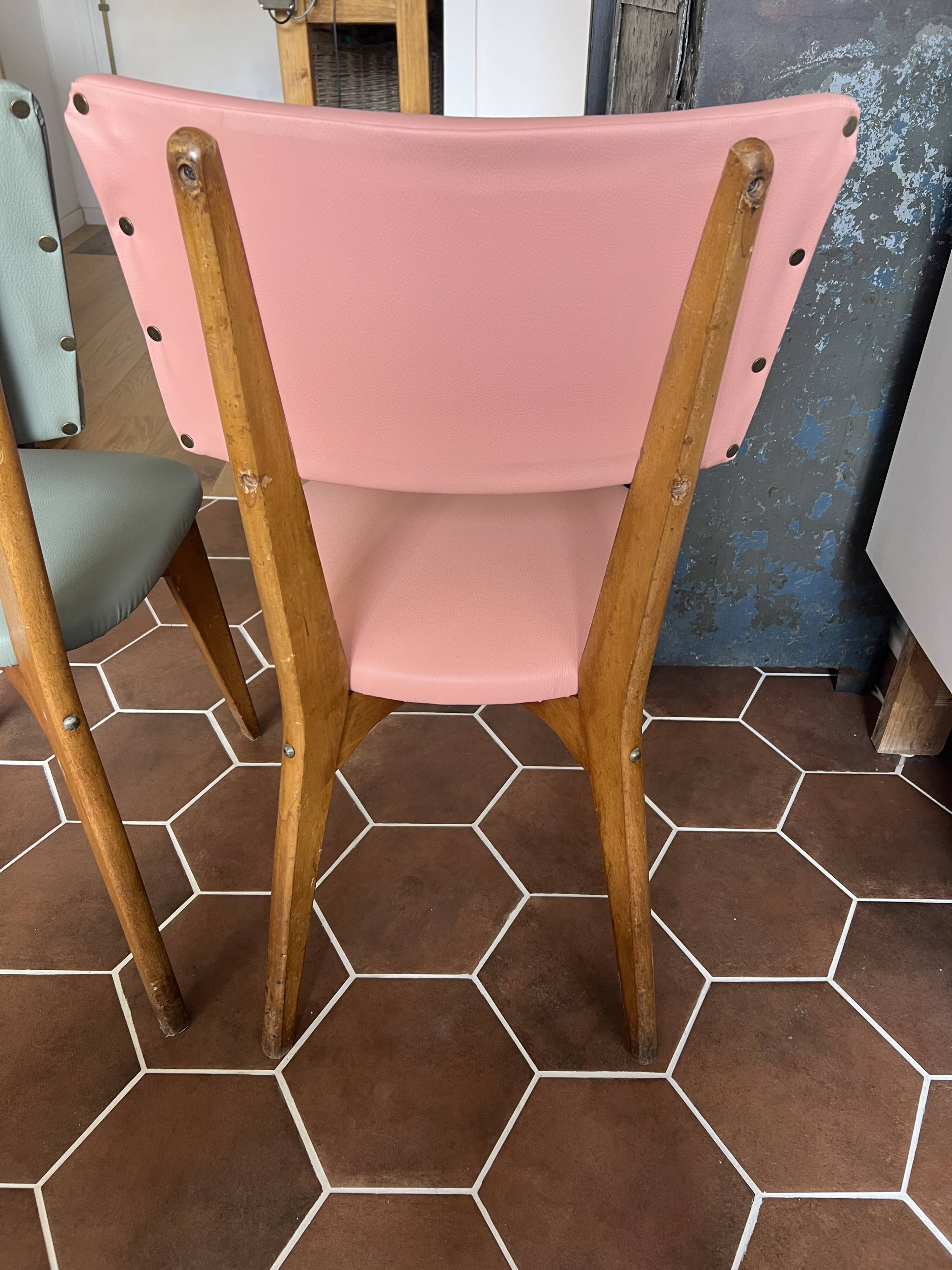 (Lot) 4 pastel multi-colored chairs (Monobloc)