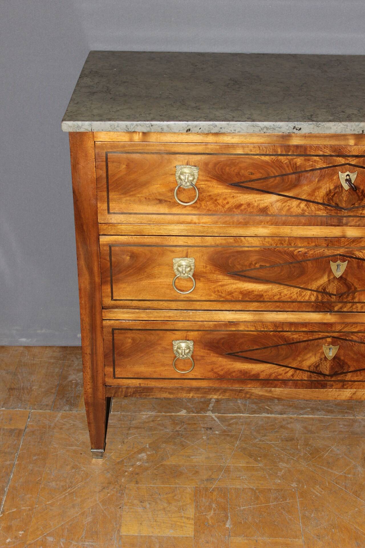 Commode Directoire en Noyer fin XVIII