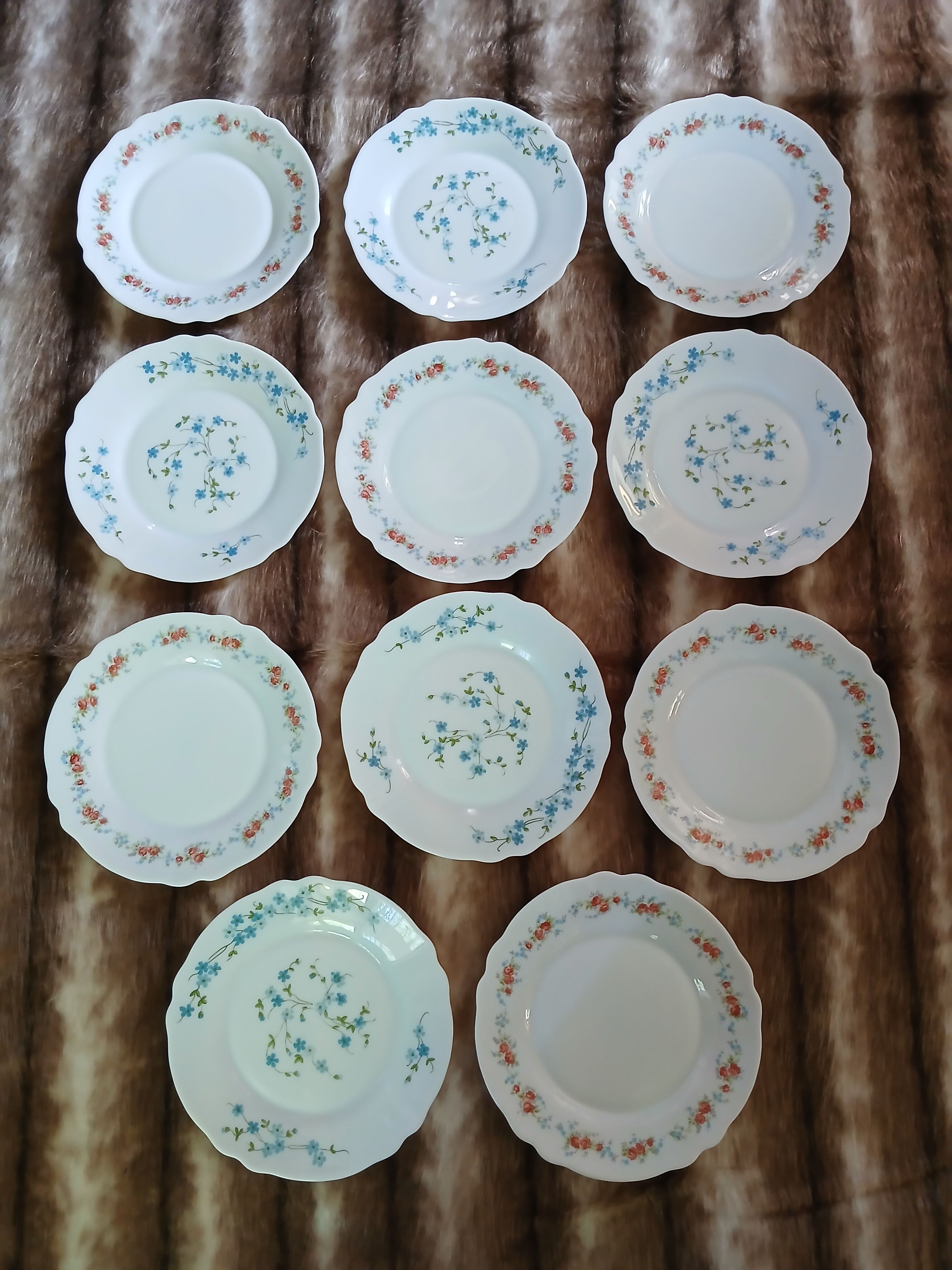 11 vintage dessert plates in Arcopal