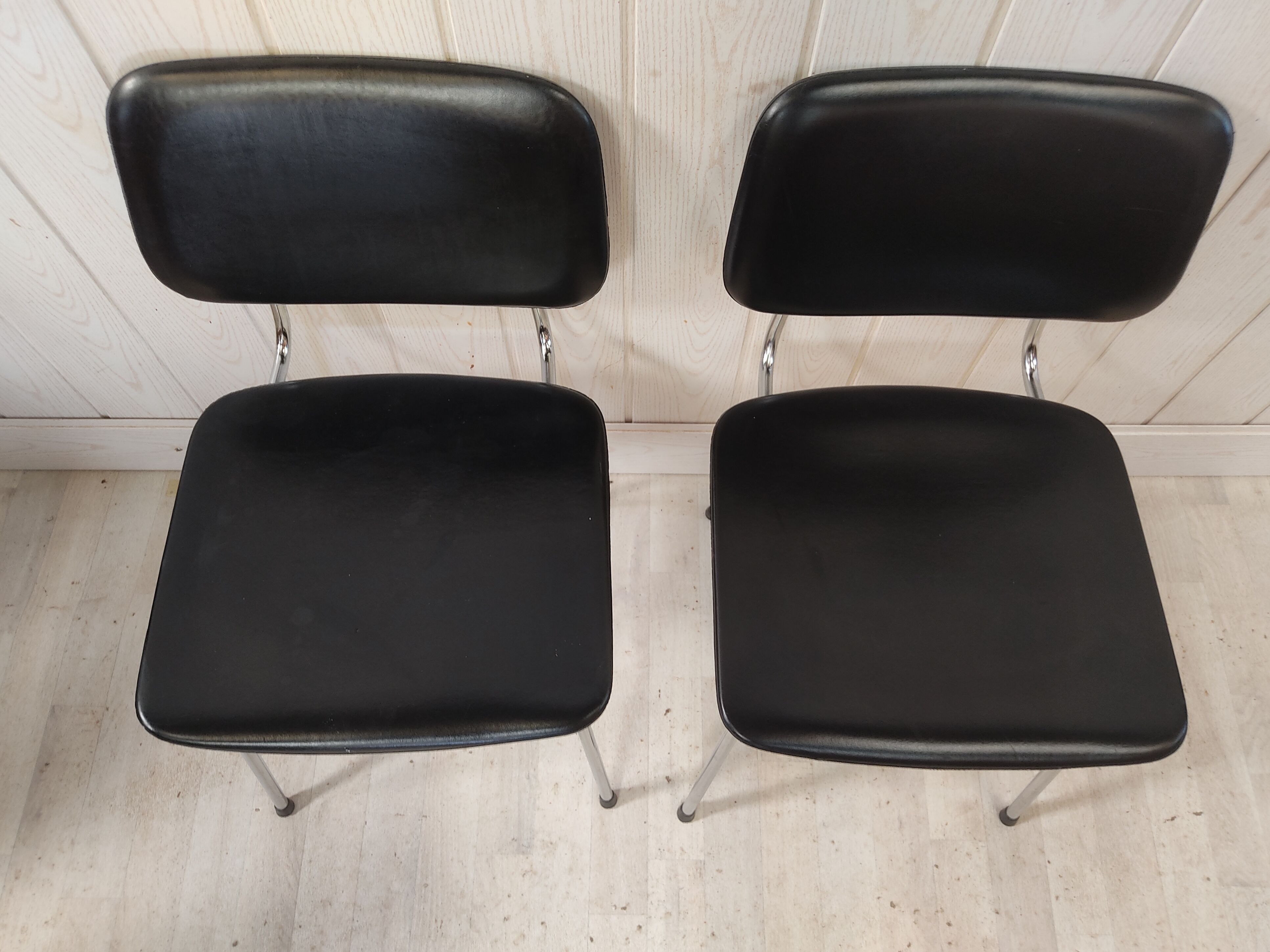 Pair of prefacto chairs by simard for airborne