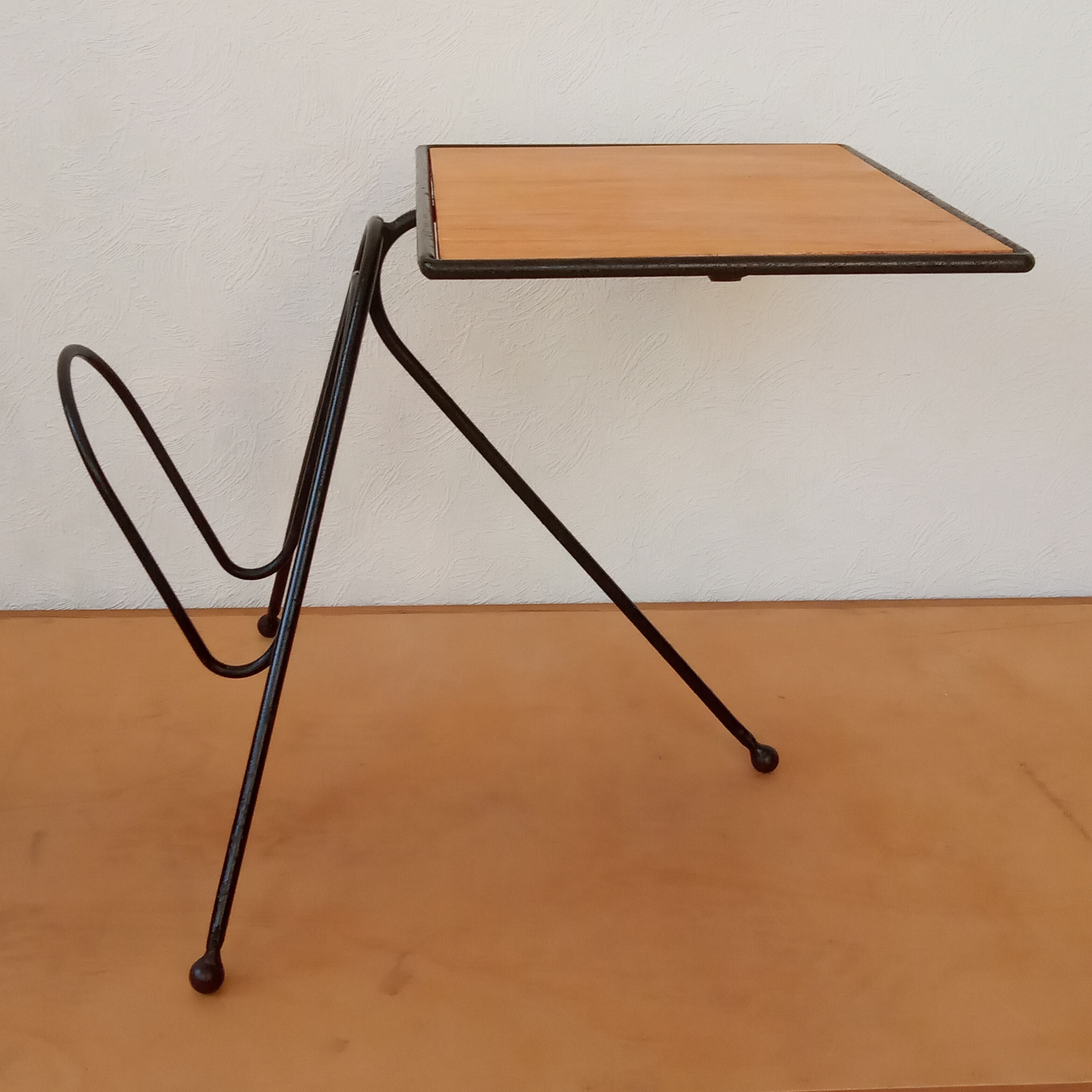 Table d'appoint avec porte-revue des années 50