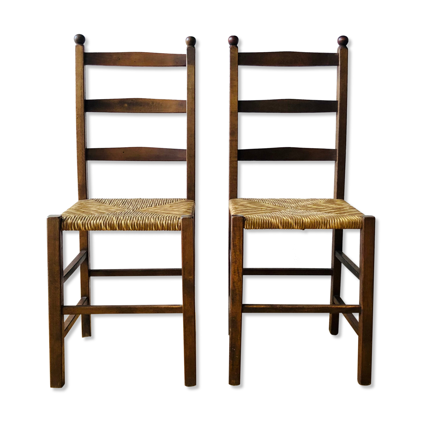 Paire de chaises rustiques en bois et assises paillées