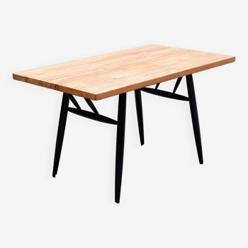 Table/Bureau Modèle "Pirkka" plateau en pin massif - pieds bois peint noir Modèle des années 50'