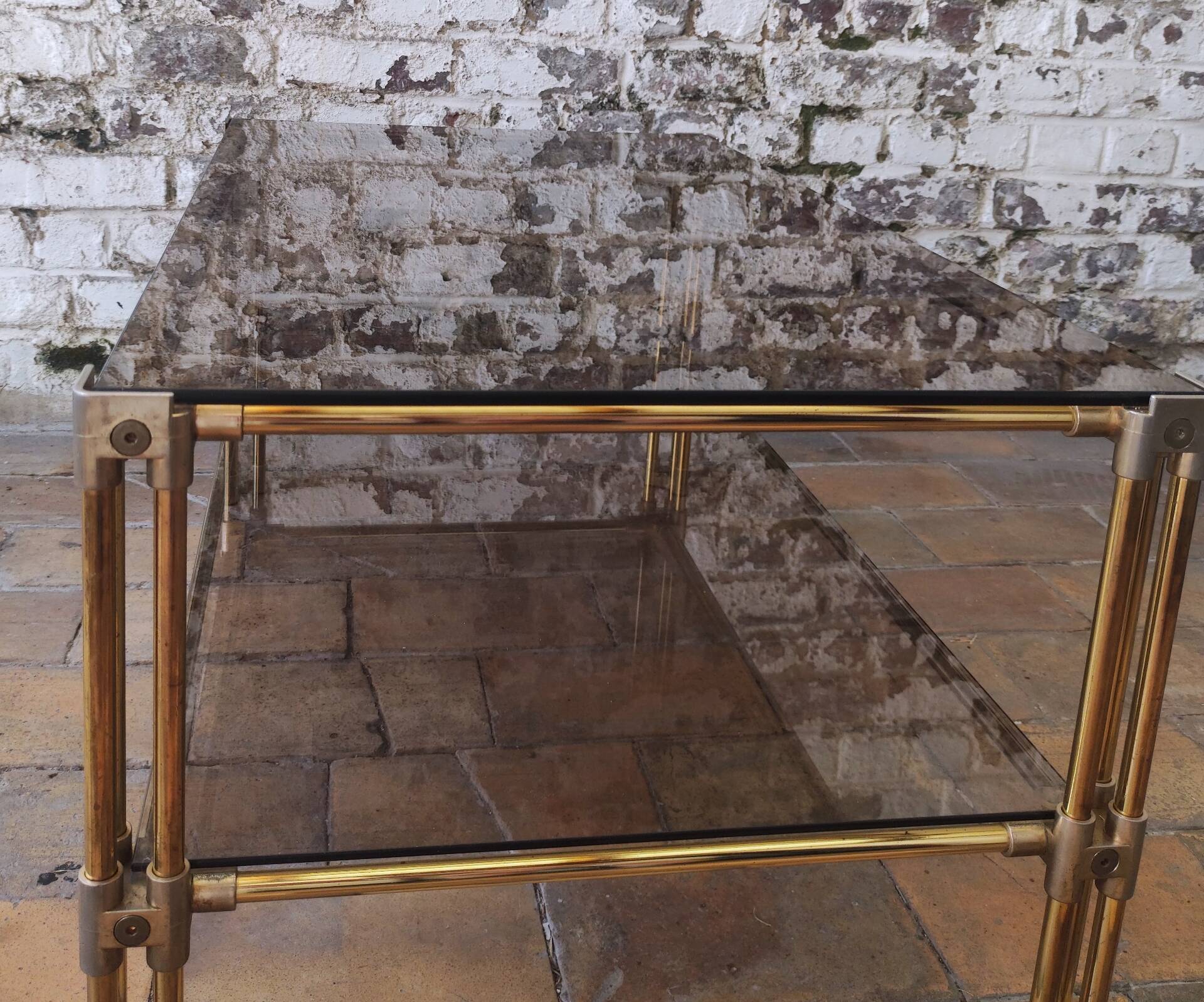Table basse double plateau vintage en laiton et verre fumé – Années 70