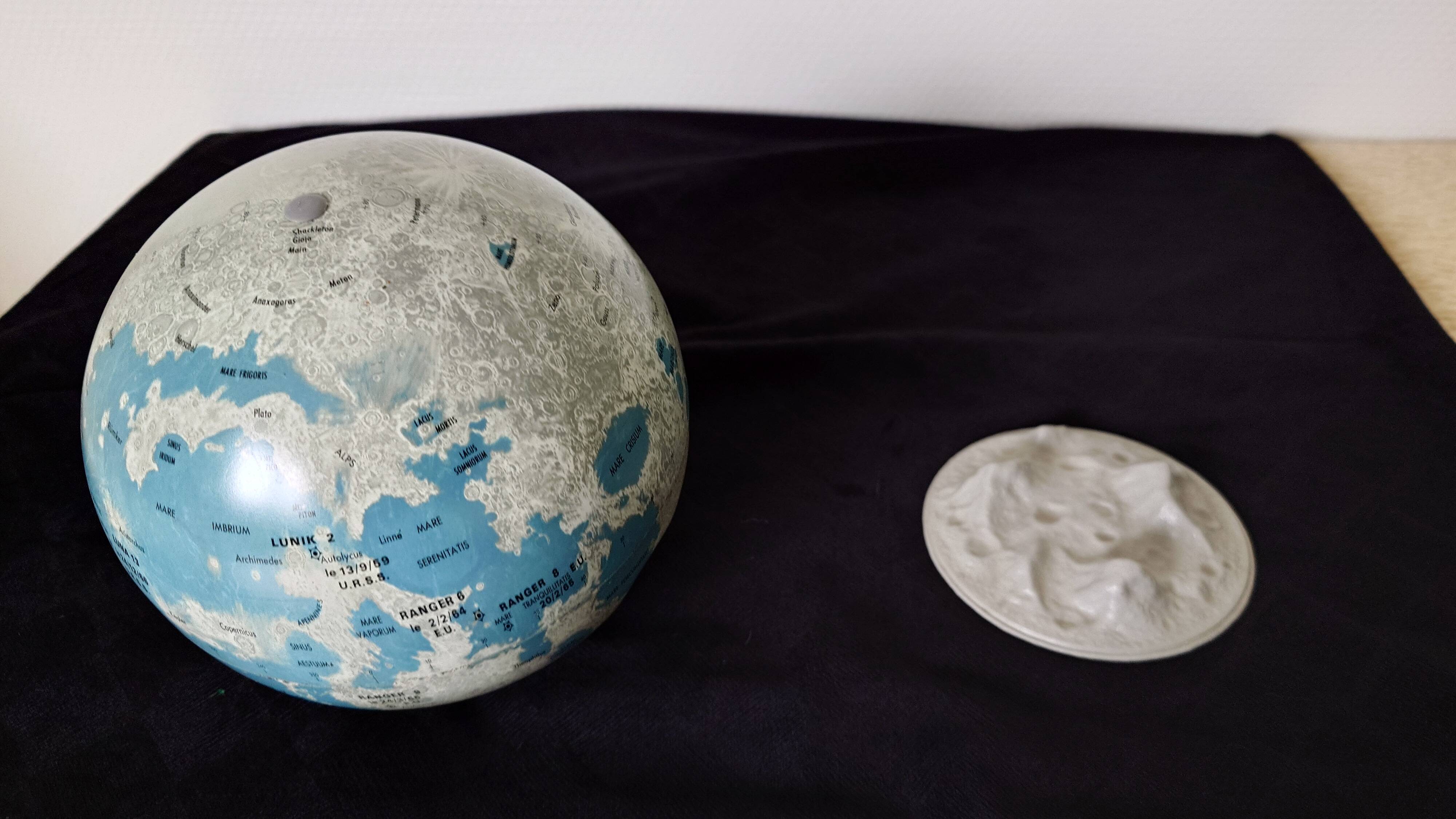 Lunar globe Robert I. Johnson 1966 – Vintage NASA – metal, original base
