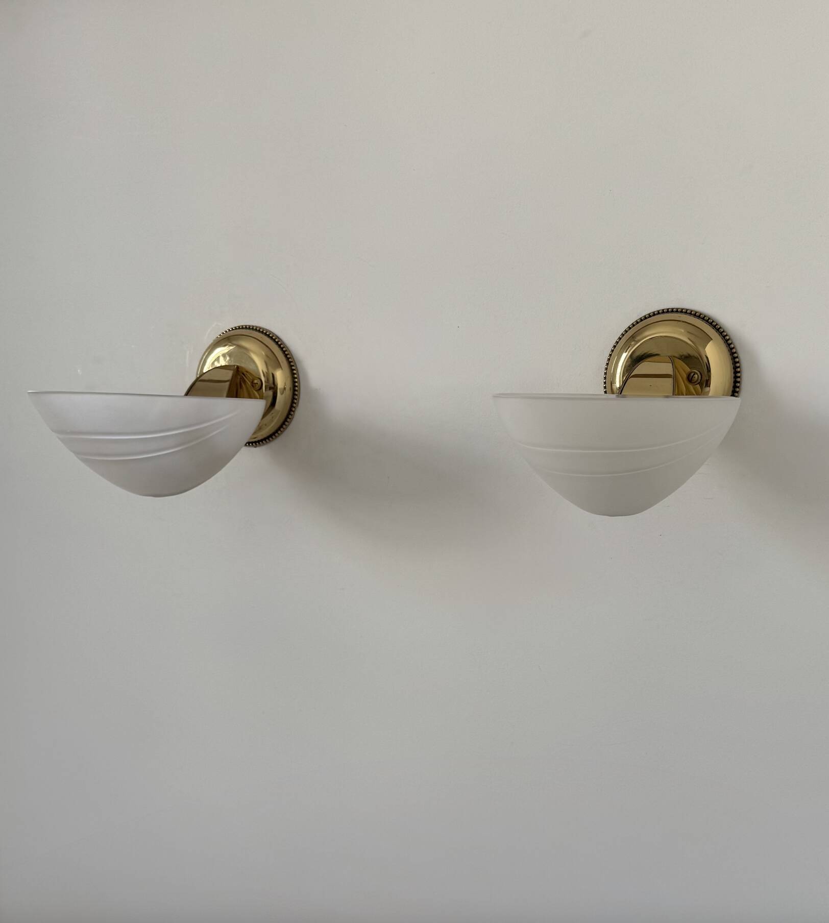 Paire d'appliques vintage laiton et verre sablé, Italie 1970.