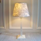 Lampe design en bois patiné avec son abat-jour en toile de Jouy