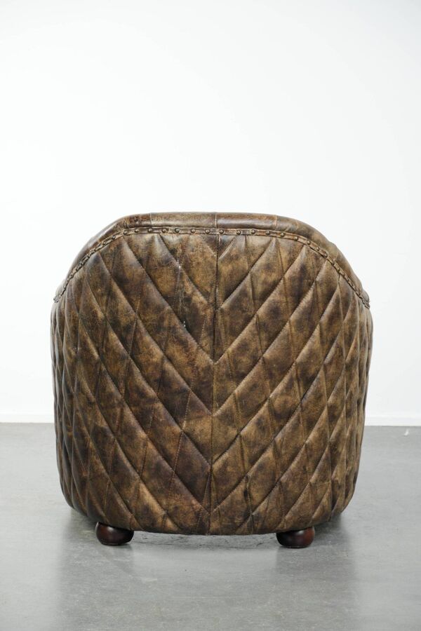 Fauteuil club Chesterfield en cuir de vache unique avec une belle combinaison de couleurs.