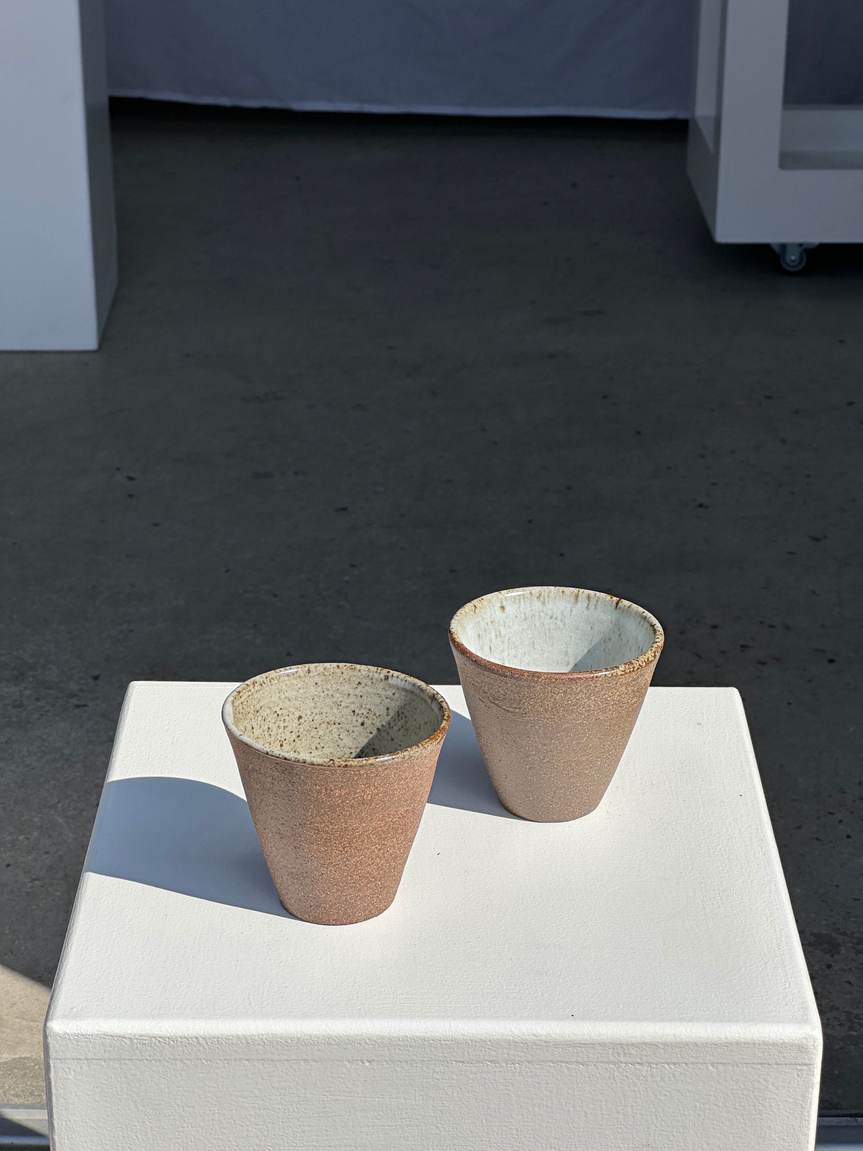 Lot de 2 tasses / mug en céramique indonésienne (mat brun)