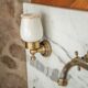 Meuble sous vasque ancien de 1928 en bois et marbre avec miroir éclairant