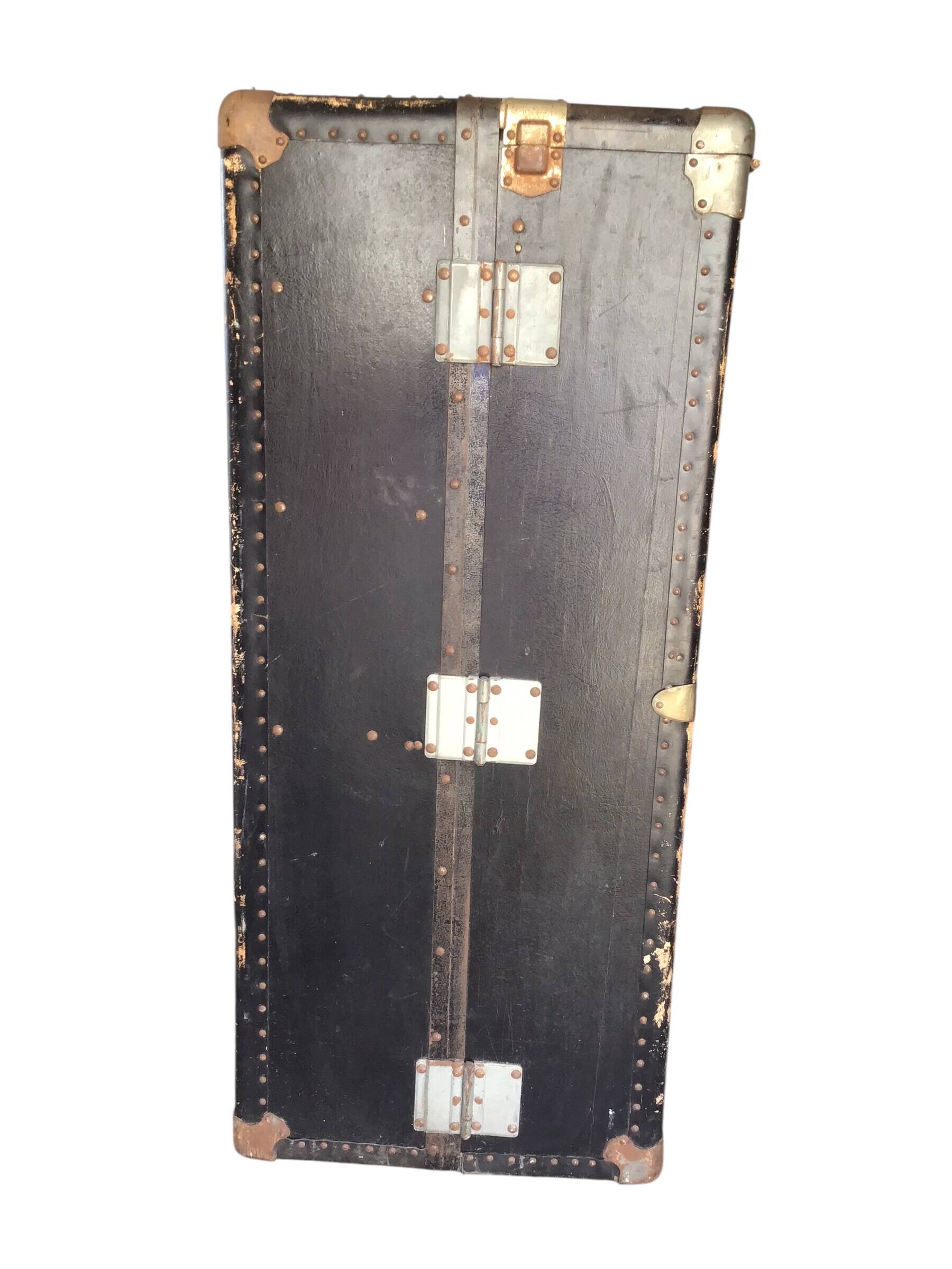 Antique vertical cabin trunk – 109 cm – parchment interior