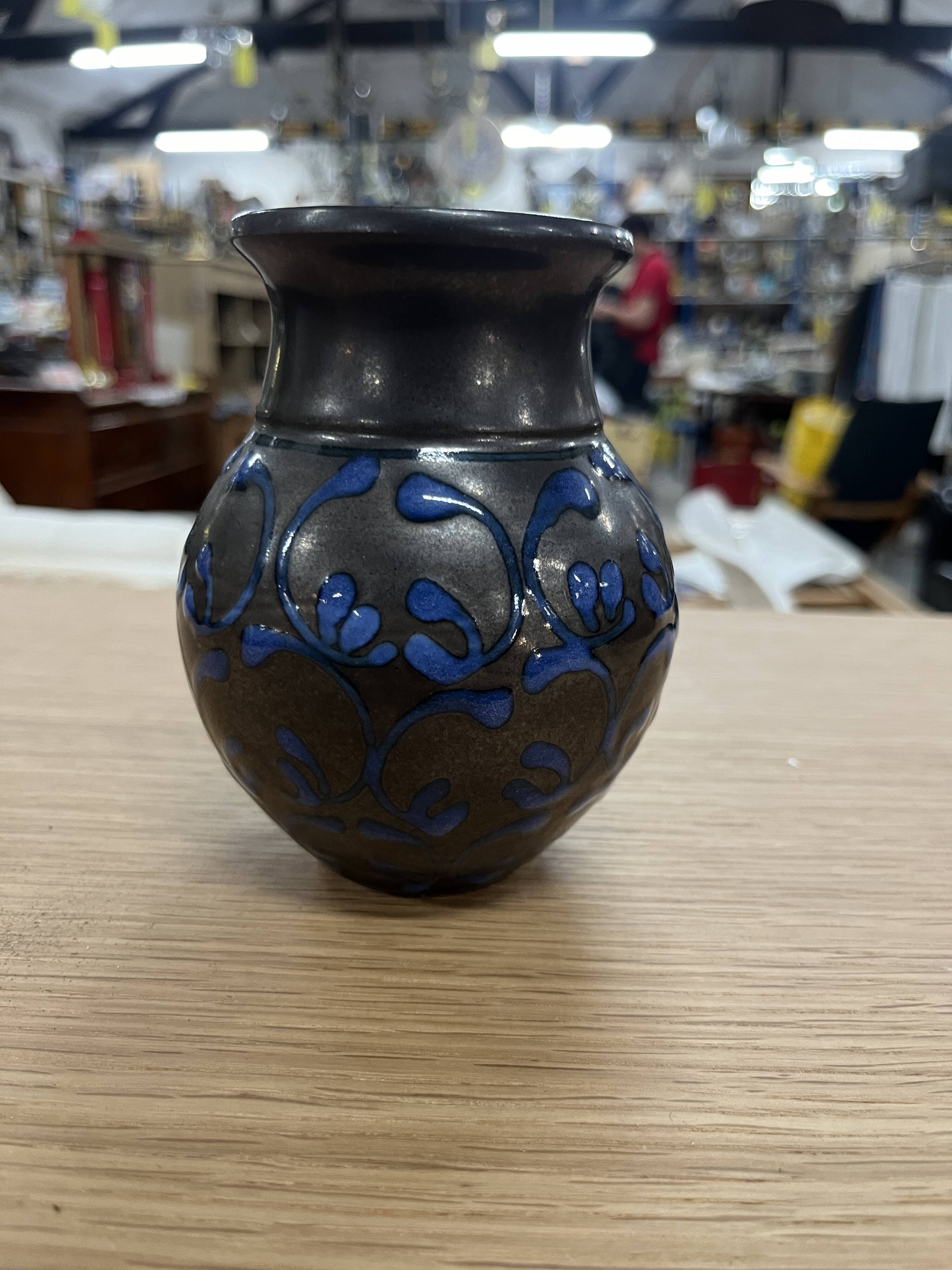 Small vase signed Lilou Milcent